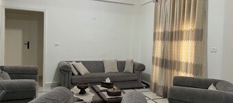 15 minutes from the water's edge, close to restaurants and cafés, ideal for families.