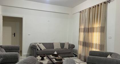 15 minutes from the water's edge, close to restaurants and cafés, ideal for families.