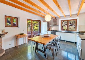Fridge, microwave, oven, stovetop - Villa 'Es Coco Mountain Cottage in Sóller' with Views, Private Terrace and Wi-Fi (Illes Balears)