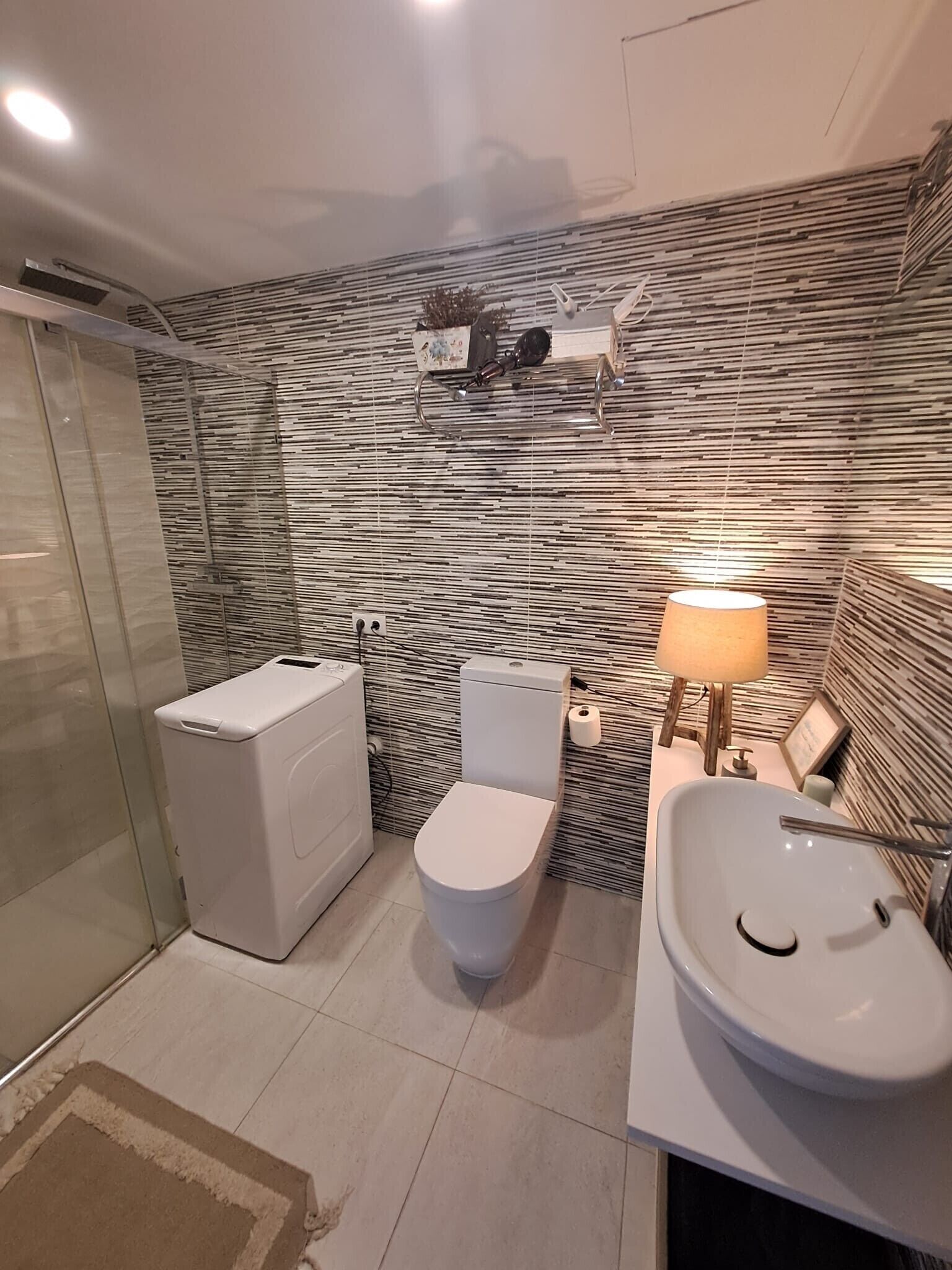 Douche, sèche-cheveux, serviettes fournies