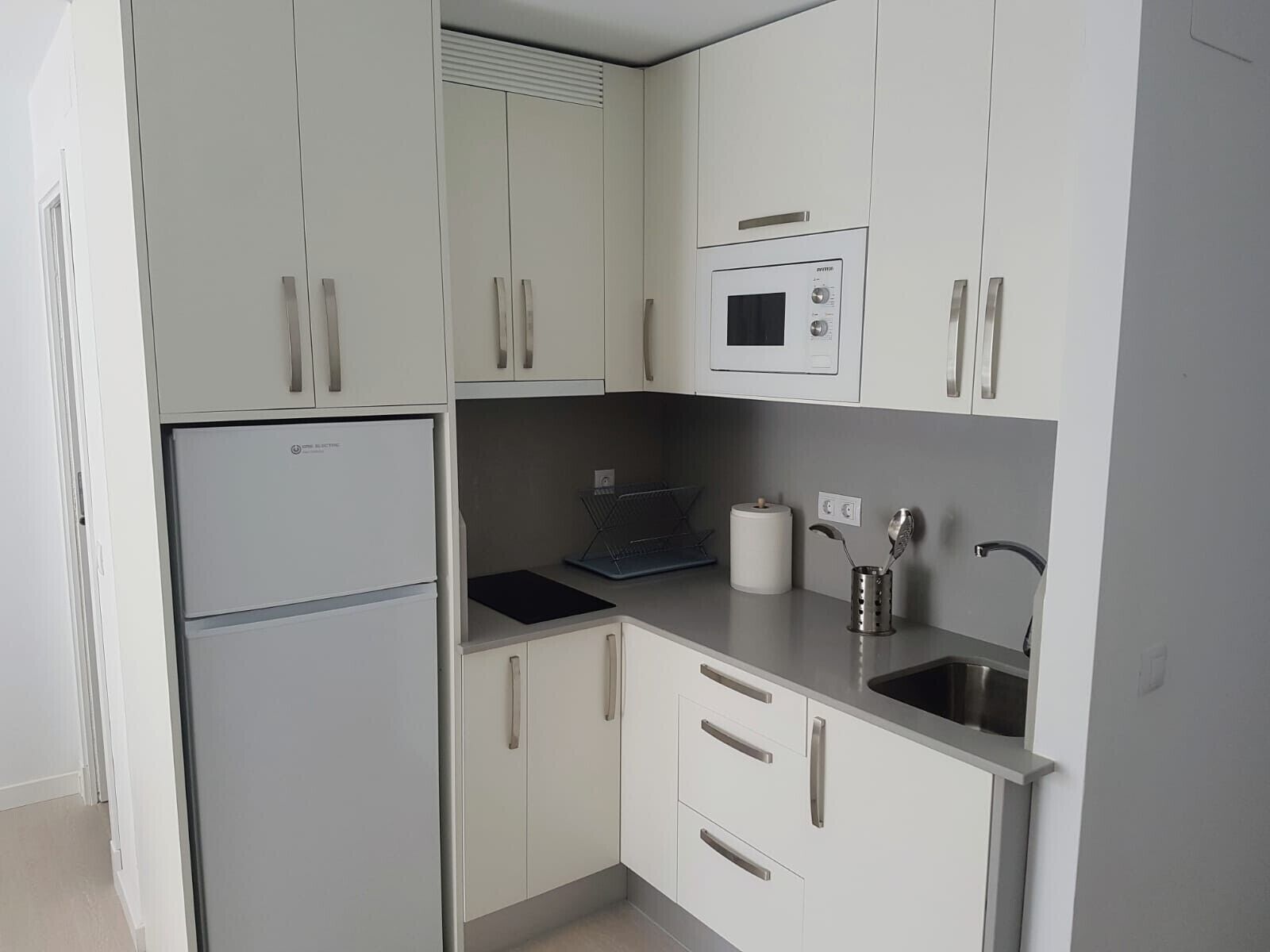 Een koelkast, een magnetron, een kookplaat