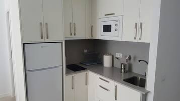 Een koelkast, een magnetron, een kookplaat