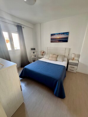 Een strijkplank/strijkijzer, wifi, beddengoed