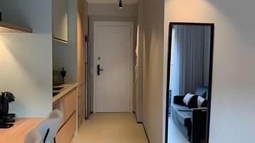 LÀgenhet Comfort - balkong - utsikt mot staden | Interiör