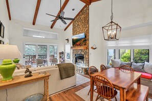 Living area - 3-bedroom 3-bathroom Townhome in Yonahlossee (Boone)