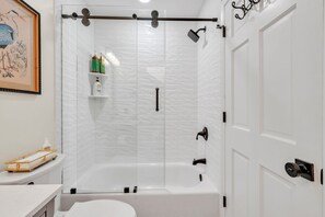 Shower, hair dryer, towels, soap -  3-bedroom 3-bathroom Townhome in Yonahlossee (Boone)