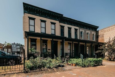 Historic RVA Apartment with Coffee Bar-Pet friendly-Walk to Convention Center