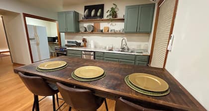 Cozy 1-bedroom apartment in enchanting Livingston with AC & High Speed FiberWiFi