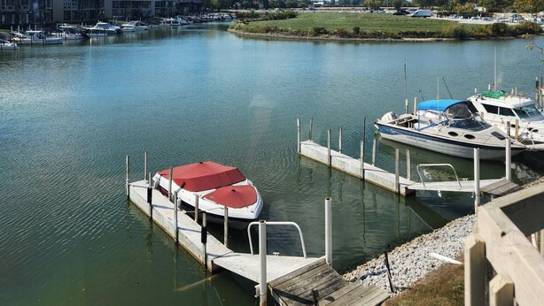 A marina with boats docked, a clear sky, and a calm water body. - Cozy 1-bedroom condo in serene Oak Harbor with AC and private dock to Lake Erie (Oak Harbor)