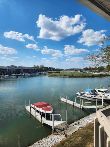Cozy 1-bedroom condo in serene Oak Harbor with AC and private dock to Lake Erie