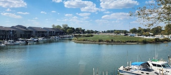 Cozy 1-bedroom condo in serene Oak Harbor with AC and private dock to Lake Erie