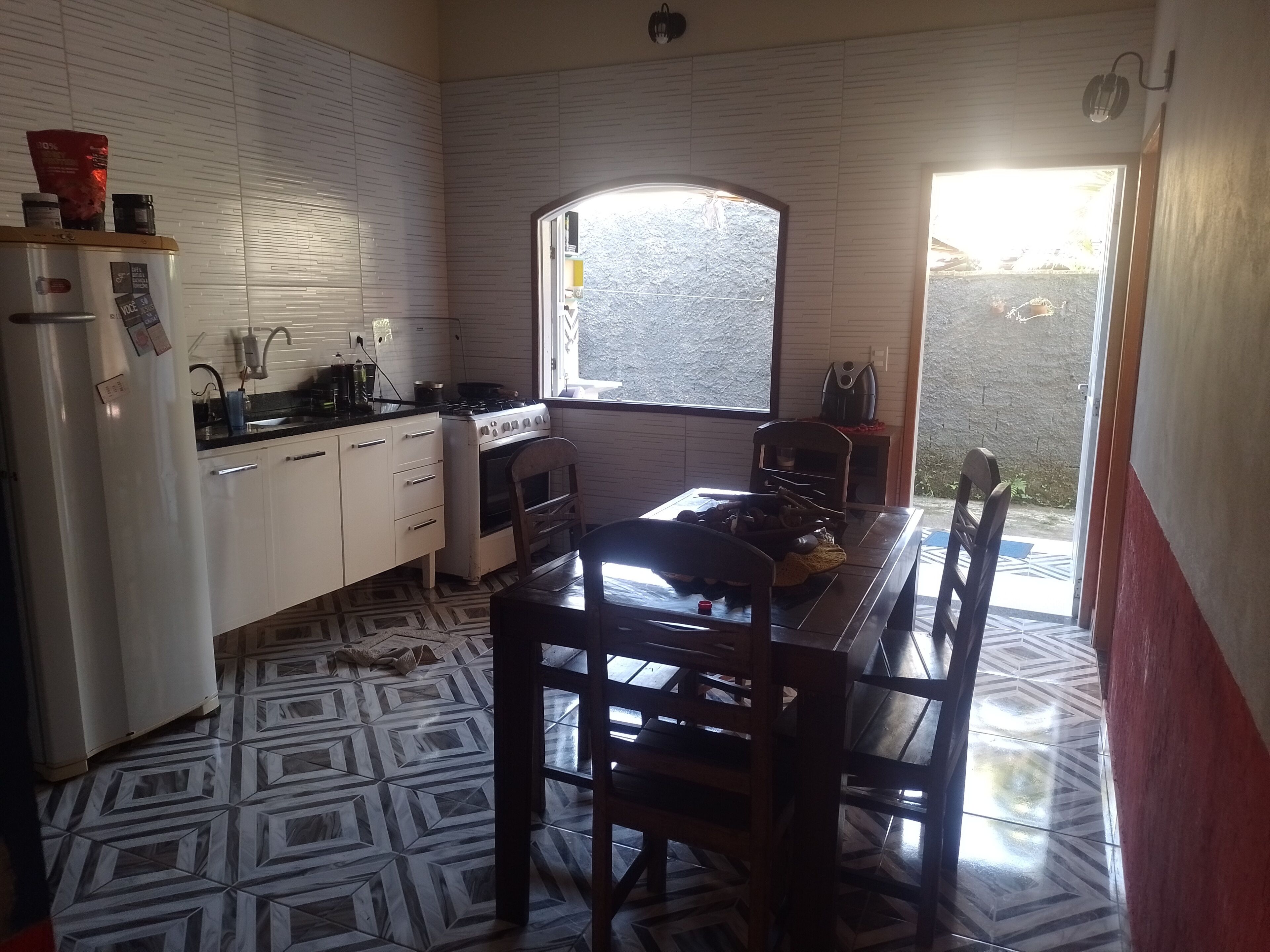 Geladeira, fogão, cooktop, cafeteira/chaleira