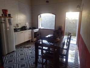 Geladeira, fogão, cooktop, cafeteira/chaleira