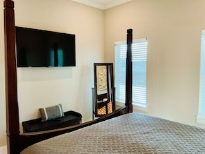 House, Multiple Beds, Hot Tub, Garden View (Kemah Marina) | 3 bedrooms - Kemah Marina Home for 8 (Kemah)