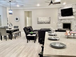 House, Multiple Beds, Hot Tub, Garden View (Kemah Marina) | Dining