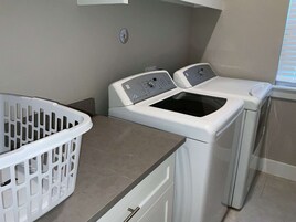 House, Multiple Beds, Hot Tub, Garden View (Kemah Marina) | Laundry