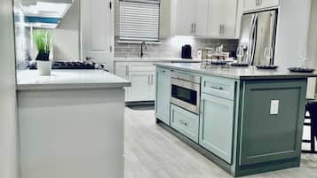 Casa, várias camas, banheira de imersão, vista para o jardim (Kemah Marina) | Cozinha privada