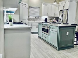 House, Multiple Beds, Hot Tub, Garden View (Kemah Marina) | Private kitchen