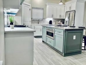 House, Multiple Beds, Hot Tub, Garden View (Kemah Marina) | Private kitchen - Kemah Marina Home for 8 (Kemah)