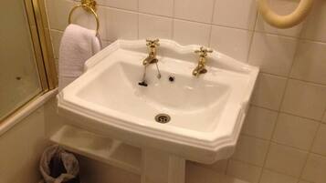 Deluxe Twin Room | Bathroom