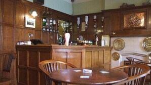 Bar (trong khuôn viên)
