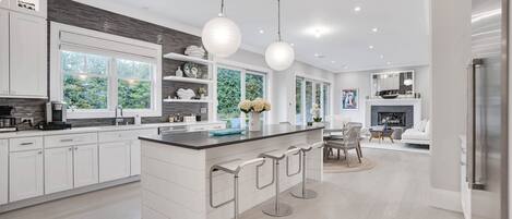 Mikrovågsugn, ugn, spishäll och kaffe- och tebryggare