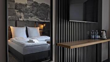 Habitación superior con 1 cama matrimonial o 2 individuales, balcón, vista al patio | Cortinas blackout, insonorización y tabla de planchar con plancha