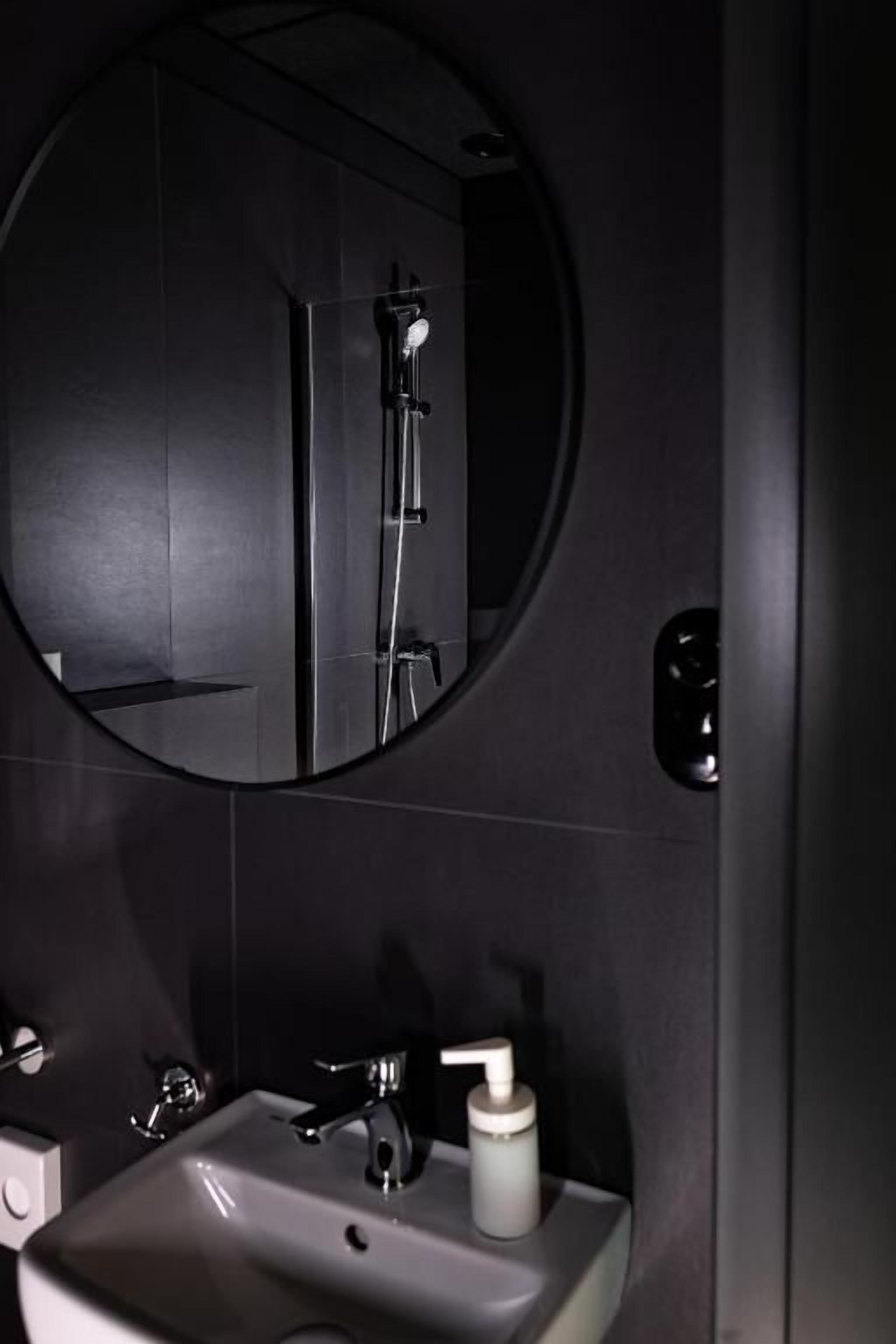 Produtos de toalete grátis, toalhas de banho, sabonete, shampoo