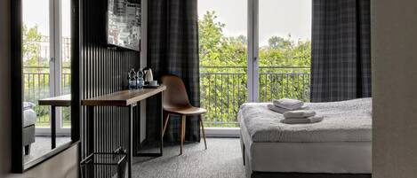 Chambre supérieure double ou avec lits jumeaux, balcon, vue sur la cour intérieure | Rideaux d’obscurcissement, système d’insonorisation