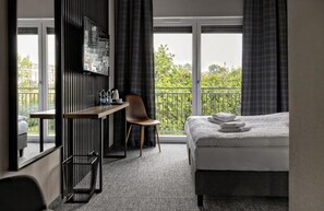 Habitación superior con 1 cama doble o 2 individuales, balcón, vistas al patio | Cortinas opacas y sistema de insonorización