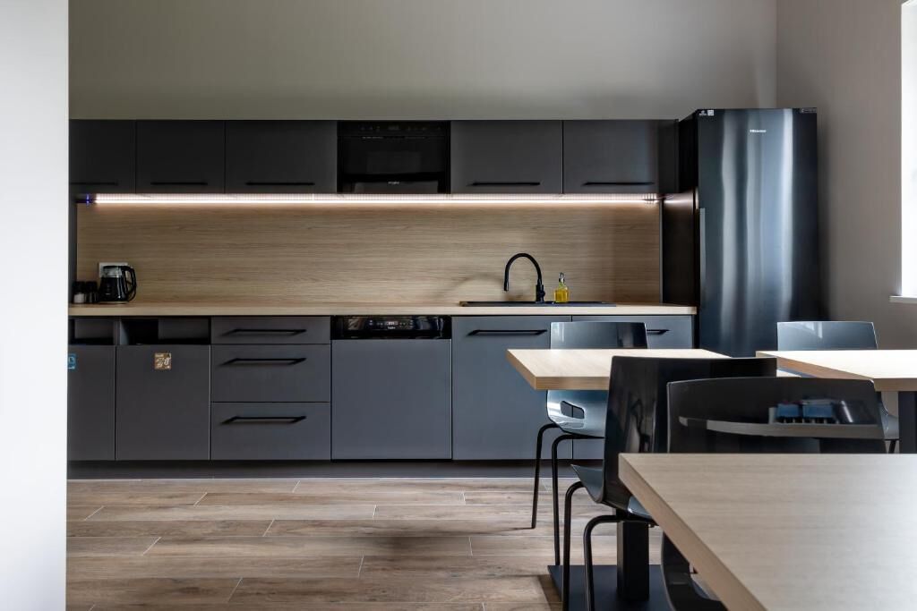 Apartemen Deluks, pemandangan halaman | Dapur pribadi | Lemari es besar, microwave, oven, dan kompor