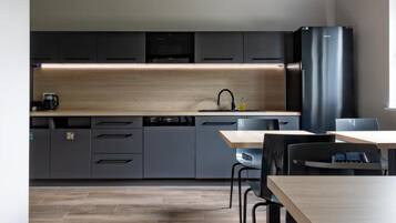 Apartemen Deluks, pemandangan halaman | Dapur pribadi | Lemari es besar, microwave, oven, dan kompor