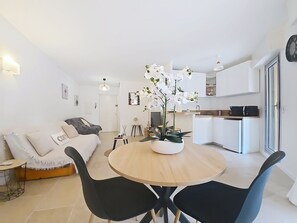Living area - Cosy garden-floor studio - Sun & beach on foot (Golfe-Juan)