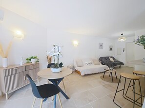 Living area - Cosy garden-floor studio - Sun & beach on foot (Golfe-Juan)