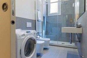 Shower, free toiletries, hair dryer, bidet - Casa Clio in Canton de Fiori (Bologna)