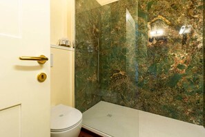 Shower, free toiletries, hair dryer, bidet - Casa Pegaso in Canton de Fiori (Bologna)
