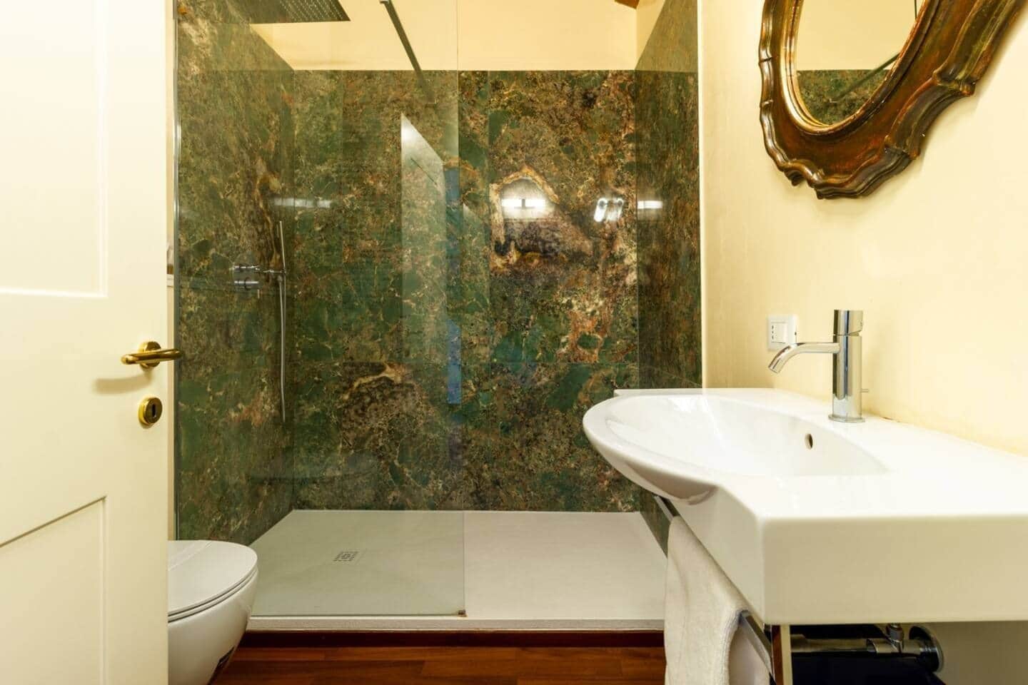 Doccia, set di cortesia gratuito, asciugacapelli, bidet