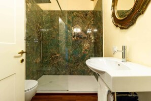 Shower, free toiletries, hair dryer, bidet - Casa Pegaso in Canton de Fiori (Bologna)