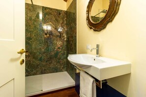 Shower, free toiletries, hair dryer, bidet - Casa Pegaso in Canton de Fiori (Bologna)