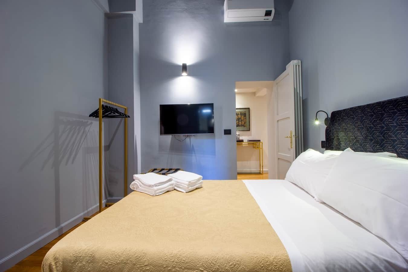 2 habitaciones, tabla de planchar con plancha y cuna de viaje 