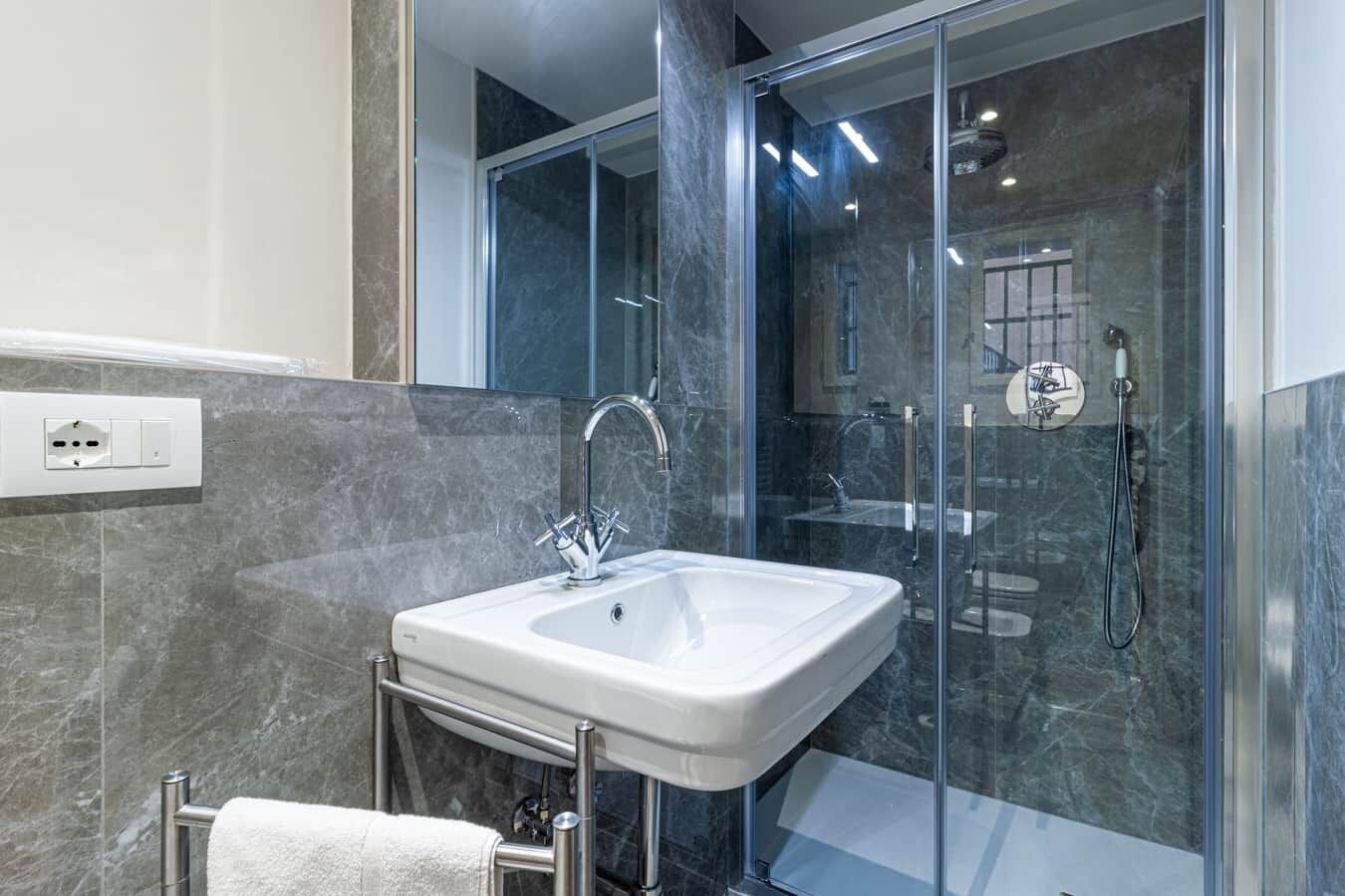Douche, sèche-cheveux, bidet, serviettes fournies