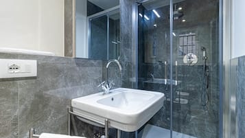 Douche, sèche-cheveux, bidet, serviettes fournies