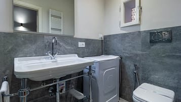 Doccia, asciugacapelli, bidet, asciugamani