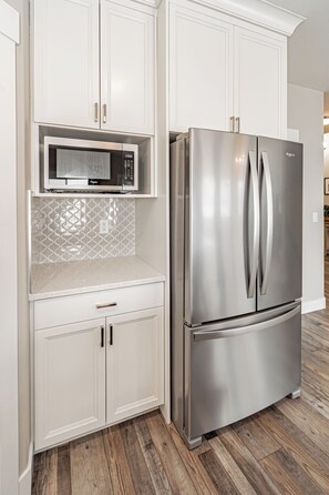 Microondas, horno, parrilla de estufa y lavavajillas 