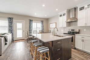 Microwave, oven, stovetop, dishwasher - Beautiful townhome in Ammon Idaho (Ammon)