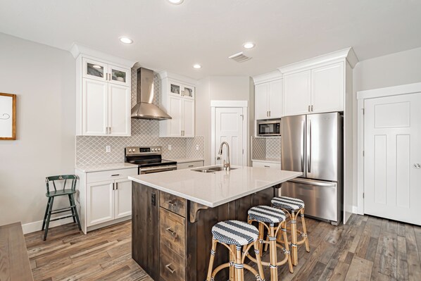 Microwave, oven, stovetop, dishwasher - Beautiful townhome in Ammon Idaho (Ammon)