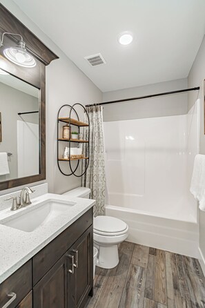 Shower, hair dryer, towels, soap - Beautiful townhome in Ammon Idaho (Ammon)