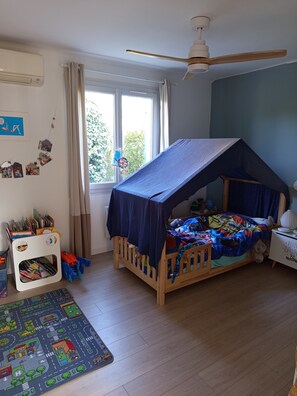 Children’s area - House with swimming pool and jacuzzi near Salon de Provence (Pélissanne)