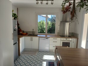 Private kitchen - House with swimming pool and jacuzzi near Salon de Provence (Pélissanne)