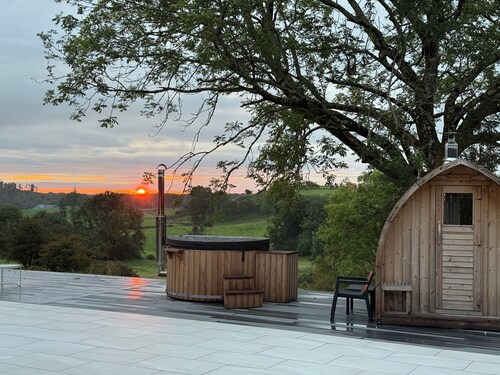 Clonbur-Cong Connemara Lakes Delight. Hot Tub + Sauna + BBQ. Pet friendly.